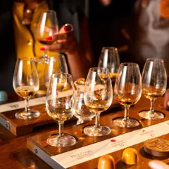 Degustacja whisky z czekoladkami. Czy whisky ma cukier? Zależy od dodatków, ale sama whisky zazwyczaj nie.