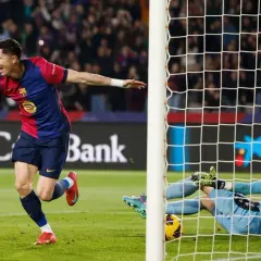 Piłkarz świętuje gola w meczu La Liga, bramkarz leży na ziemi.