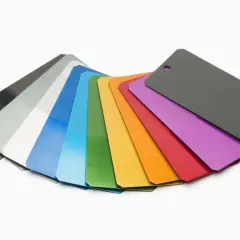 Ventaglio di campioni con diversi colori anodizzazione alluminio: dal nero al grigio, bianco, blu, verde, giallo, arancione, rosso, viola e grigio scuro.