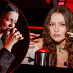 Lanbery, wokalistka z emocjami śpiewa do mikrofonu, a obok niej siedzi zamyślona, z rękami uniesionymi w geście skupienia, gotowa nacisnąć czerwony przycisk.