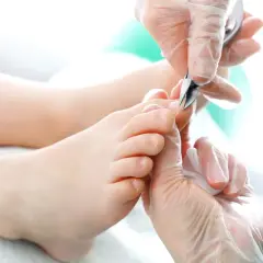 Zabieg podologiczny: pielęgnacja stóp, usuwanie wrastającego paznokcia. Tribiotic na wrastający paznokieć pomoże w leczeniu.