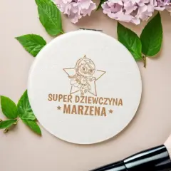 Prezenty na Dzień Dziewczyn w klasie: 50+ pomysłów do 20 zł!