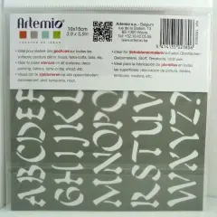 Un pochoir Artemio avec des lettres majuscules pour vos projets créatifs. Une idée pochoir parfaite pour décorer tissus, bois et plus encore.