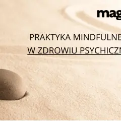 Kamień na piasku symbolizuje spokój i skupienie, czyli co to jest mindfulness. Praktyka mindfulness w zdrowiu psychicznym.