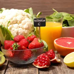 Owoce i warzywa bogate w witaminę C, jak truskawki, kiwi, cytrusy i papryka, zapobiegają szkorbutowi.