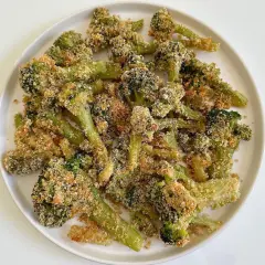 Broccoli al forno croccante, un'idea sfiziosa per le tue ricette con broccoli. Perfetto come contorno o antipasto.