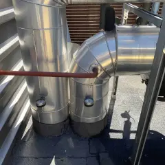 Instalacja CO z rurami i manometrami. Warto sprawdzić, ile glikolu do instalacji co jest potrzebne.