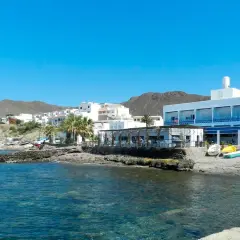 Restaurantes y hoteles en la playa de La Isleta del Moro. Un lugar perfecto donde comer y disfrutar del mar.