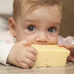 Parmezan dla niemowlaka? Tak, ale po 1. roku życia! Porady.