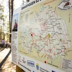 Karta över Drakryggen i Bjurholms kommun, med leder och sevärdheter markerade. Perfekt för skoterutflykter!