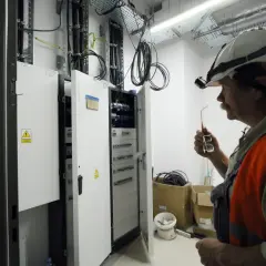 Inżynier elektryk w Niemczech, pracujący przy rozdzielnicy, zastanawia się, ile zarabia.