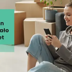 Kobieta sprawdza na telefonie, jak sprawdzić gdzie jestem zameldowana. Ponad milion osób zameldowało się przez internet.