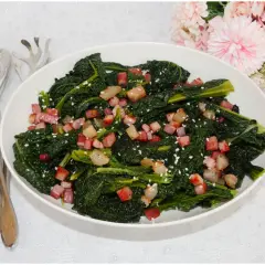 Cavolo nero in padella senza bollire, saltato con cubetti di pancetta croccante e semi di sesamo. Un contorno saporito e veloce.