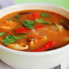 Aromatyczna zupa Tom Yum z krewetkami i chili. Czy ta pasta curry jest najostrzejsza?