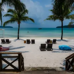 Rajska plaża na Koh Rong, Kambodża. Palmy, leżaki i turkusowa woda zapraszają do relaksu.