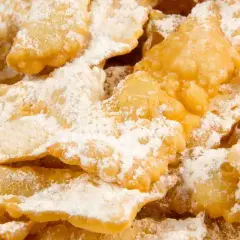 Frappe croccanti e dorate, cosparse di zucchero a velo. Una deliziosa frappe ricetta per Carnevale.