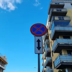 Czy zakaz zatrzymywania dotyczy chodnika? Sprawdź, zanim zaparkujesz