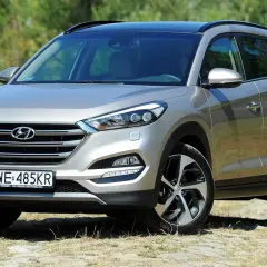 Srebrny Hyundai Tucson na tle zieleni. Zastanawiasz się, jaki silnik wybrać do swojego Tucsona?