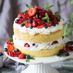 Puszysty tort z bitą śmietaną i owocami leśnymi, idealny na letnie przyjęcie. Ten przepis na tort zachwyci każdego!
