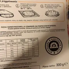 Na opakowaniu pizzy 30 cm podano, że porcja (1/2 pizzy) zawiera 284 kcal. Ile sera na pizzę 30 cm? W składzie jest ser mozzarella i edamski.