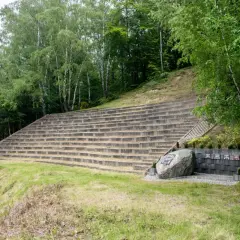 Kamienne trybuny i głaz pamiątkowy przy starym stadionie Arki Gdynia.