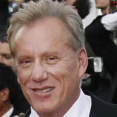 Uśmiechnięty James Woods, znany z wielu niezapomnianych ról w filmach, pozuje do zdjęć.