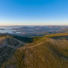 Vista panorámica desde el alto da Groba, con el mar y la costa al fondo.