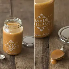 Un frasco de dulce de leche casero, con una cuchara llena de esta delicia dorada.