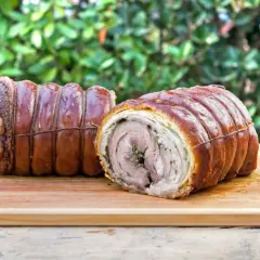 Dwa pieczone rolady wieprzowe, idealne do porchetta przepis. Chrupiąca skórka i soczyste wnętrze.