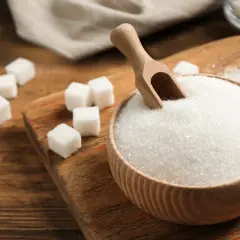Biały cukier w misce i kostki na desce. Czy to maltitol? Co to jest i jak go używać?