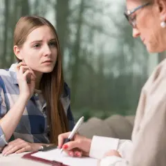 Młoda kobieta rozmawia z terapeutką. Czy to synestezja, co to za zjawisko?