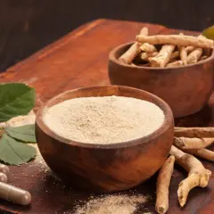 Ashwagandha w proszku i korzeniach, kapsułki i owoce. Zastanawiasz się nad ashwagandha skutki uboczne?