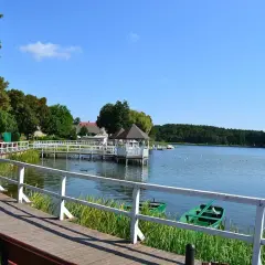 Spacer po promenadzie nad jeziorem, altanka i fontanna to główne **barlinek atrakcje**.