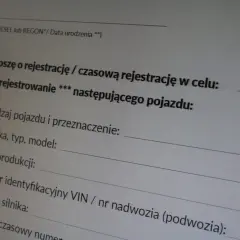 Wniosek o rejestrację pojazdu, gdzie podaje się dane takie jak marka, rok produkcji, numer VIN. To pierwszy krok do poznania kosztów rejestracji samochodu.