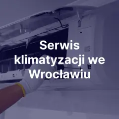 Ręka w białej rękawiczce naprawia klimatyzację.
