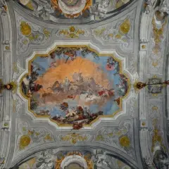Bogate zdobienia, złote ornamenty i malowidło na sklepieniu ukazujące scenę mitologiczną – to charakterystyczne cechy stylu rokoko.
