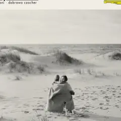 Hania Rani i Dobrawa Czocher, otulone kocem na plaży, tworzą "Inner Symphonies".