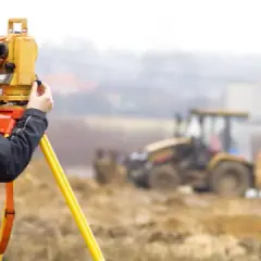Czym zajmuje się geodeta? Kluczowe zadania i ich znaczenie w budownictwie