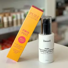 Peeling enzymatyczny {iossi} i jego kartonik "easy PEEL" od CLOCHEE. Idealny do walki z zaskórnikami zamkniętymi.