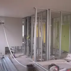 Costruzione di pareti in cartongesso, un materiale che, sebbene comune, è tossico e richiede attenzione durante la manipolazione.