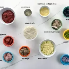 Składniki do pizzy: sos, ser, ciasto, pepperoni, szynka, kiełbasa, pieczarki, oliwki, papryka, cebula, parmezan, mąka kukurydziana.