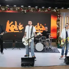 Zespół Kolaboranci, w tym Andrzej Kobra Kraiński, gra na scenie z świątecznymi dekoracjami.