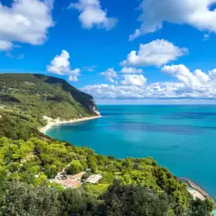 Panoramica mozzafiato del Monte Conero, con il mare azzurro e la costa verdeggiante. Scopri cosa vedere in questo angolo di paradiso.