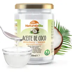 Un frasco de aceite de coco ecológico y virgen, ideal para el cuidado del pelo. Una cuchara vierte el aceite en un cuenco.