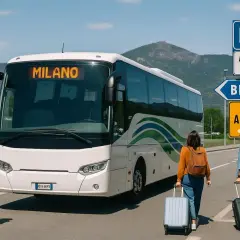 Autobus do Mediolanu i drogowskaz na Bergamo. Dwie osoby z walizkami czekają na transport.