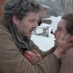 Joel w śnieżnej scenerii, z krwawymi śladami na twarzy, trzyma za podbródek rannego Ellie. To mocna scena, która pokazuje, jak ważna jest obsada w budowaniu napięcia.