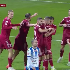 Piłkarze Miedzi Legnica świętują bramkę w meczu przeciwko Stali Mielec. Wynik 1-2 dla Miedzi.
