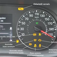 Deska rozdzielcza Nissan Qashqai z zapalonymi żółtymi kontrolkami: silnika, ABS, poduszek powietrznych, świec żarowych, niskiego poziomu paliwa i innymi.