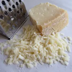 Tarty ser żółty i tarka. Czy ser żółty można mrozić? Tak, po starciu na tarce jest gotowy do zamrożenia.
