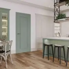 Elegancka kuchnia z wyspą w kolorze fango, która świetnie komponuje się z drewnianą podłogą i białymi meblami.